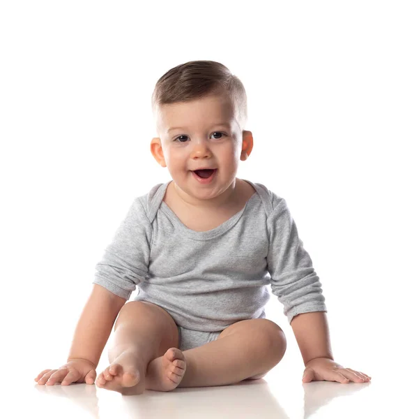 Piccolo Bambino Sorridente Body Seduto Piedi Nudi Sul Pavimento Isolato — Foto Stock