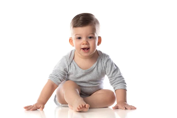 Mały Uśmiech Dziecka Body Suit Siedzi Boso Podłodze Odizolowany Białym — Zdjęcie stockowe