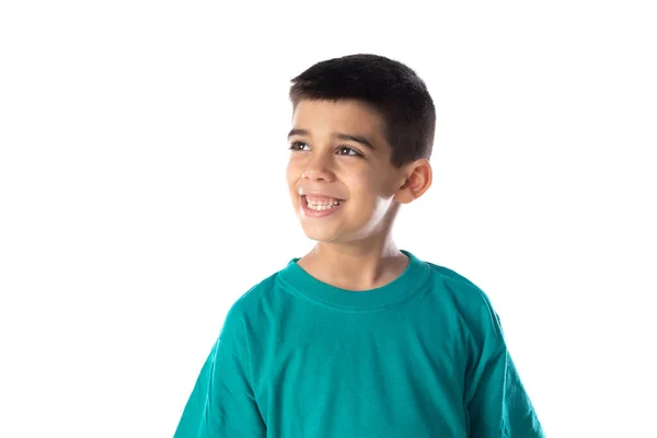 Yeşil Tişörtlü Esmer Çocuk Beyaz Arka Planda Izole Edilmiş — Stok fotoğraf