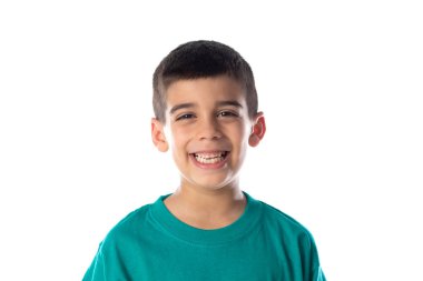 Yeşil tişörtlü esmer çocuk beyaz arka planda izole edilmiş.