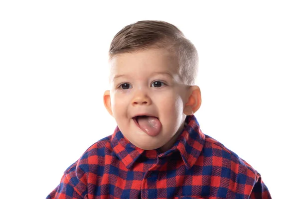 Mały Chłopiec Stylowej Odzieży Casual Uśmiechając Się Białym Tle Ściany — Zdjęcie stockowe