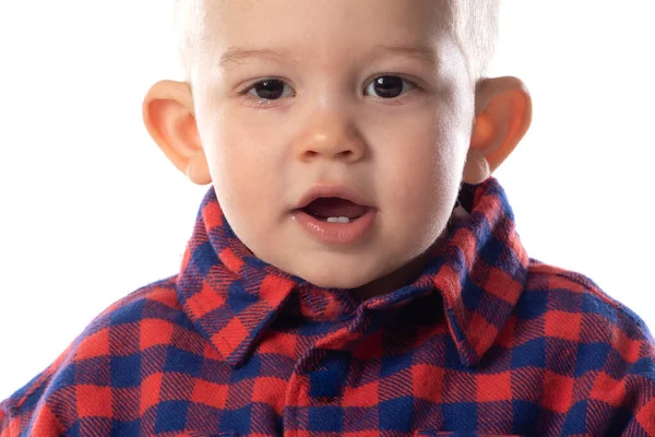 小さな赤ちゃん男の子でスタイリッシュなカジュアル服笑顔上の白い壁の背景 — ストック写真