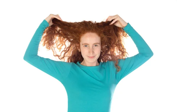 長い波状の髪とそばかすを持つかなり赤毛の若い女性は Tシャツを身に着けています満足感と自信を持って白い背景に隔離されて見えます — ストック写真