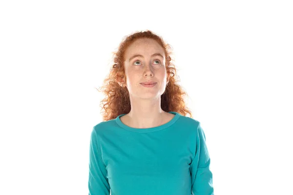 Uzun Dalgalı Saçlı Çilli Güzel Bir Kadın Tişört Giyiyor Beyaz — Stok fotoğraf