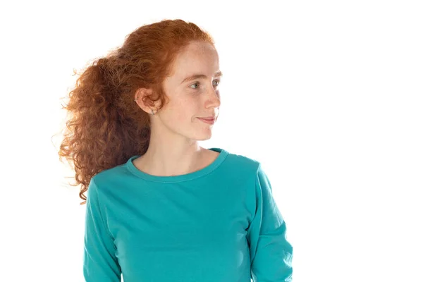 長い波状の髪とそばかすを持つかなり赤毛の若い女性は Tシャツを身に着けています満足感と自信を持って白い背景に隔離されて見えます — ストック写真