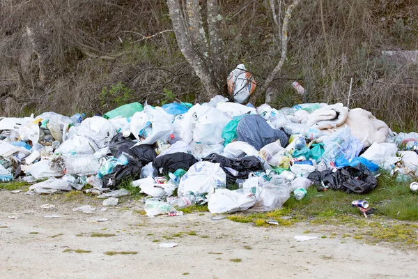 农村田里的垃圾堆被污染的风景 垃圾在错误的地方是一个环境问题 — 图库照片