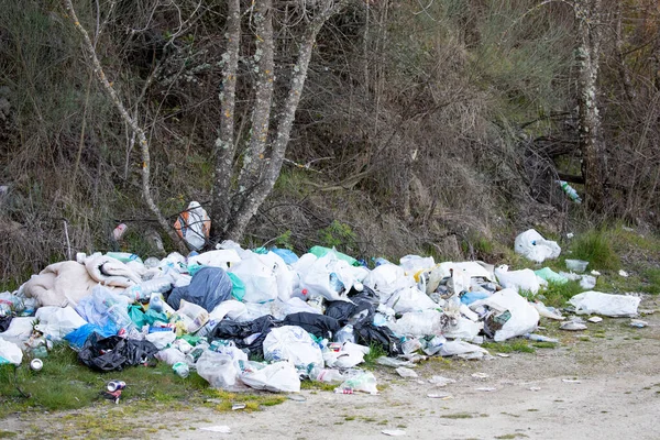 Kırsal Bir Alanda Bir Çöp Yığını Kirli Arazi Çöp Yanlış — Stok fotoğraf
