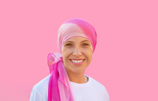 Hoopvolle Vrouw Draagt Een Hoofddoek Een Roze Achtergrond — Stockfoto