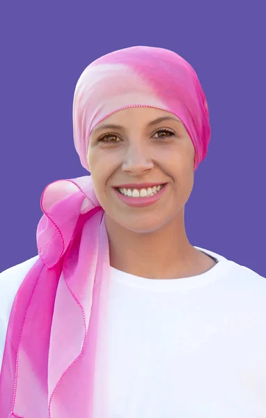 Mujer Esperanzada Con Pañuelo Rosa Sobre Fondo Púrpura — Foto de Stock