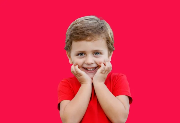 Mignon Bébé Surpris Aux Yeux Bleus Isolé Sur Fond Rouge — Photo