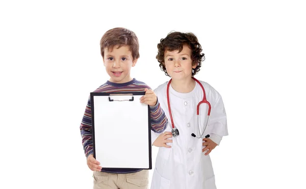 白い背景に隔離されたクリップボードを持っているかわいい子供の隣に小さな医者 — ストック写真