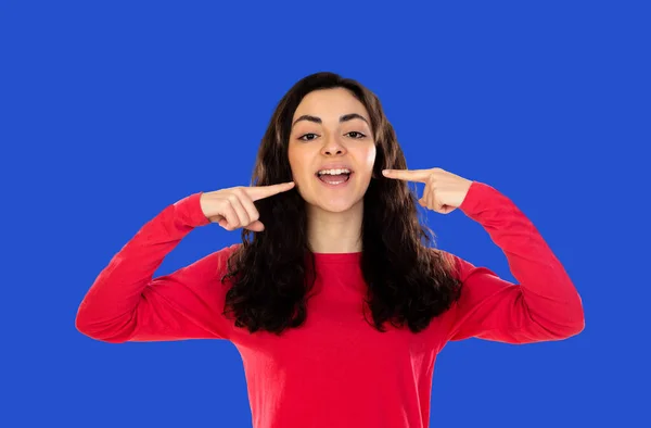 強い健康的なストレート白い歯 Close Portrait Happy Brunette Girl Wearing Red Shirt Blue — ストック写真