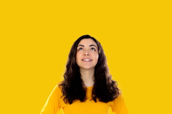Брюнетка Задумчивая Девушка Глядя Вверх Желтый Фон — стоковое фото