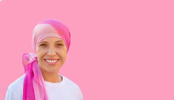 Mujer Esperanzada Con Pañuelo Cabeza Sobre Fondo Rosa — Foto de Stock