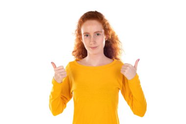 İyi gidiyor. Büyüleyici mutlu kıvırcık saçlı kadın tamam işareti yap ve gülümse, fikrini kabul et, beyaz arka planda izole edilmiş bir ürün tavsiye et.