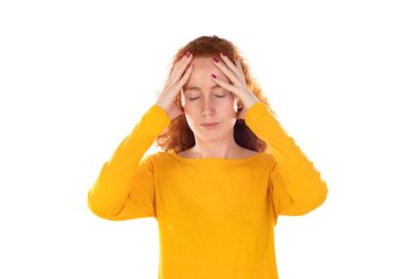 Tapınaklar dokunmaktan ve beyaz arka plan üzerinde fazla düşünüp Kızıl saçlı kadın vurguladı. Stres veya baş ağrısı kavramı. 