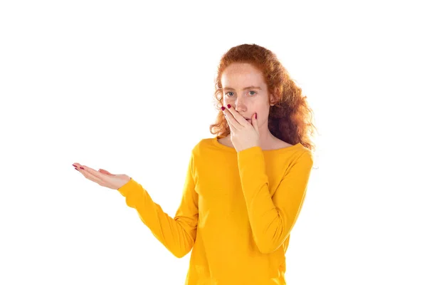 Ruiva Menina Segurando Algo Suas Mãos Isolado Fundo Branco — Fotografia de Stock