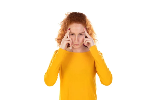 Mulher Ruiva Estressada Tocando Templos Pensando Muito Fundo Branco Conceito — Fotografia de Stock