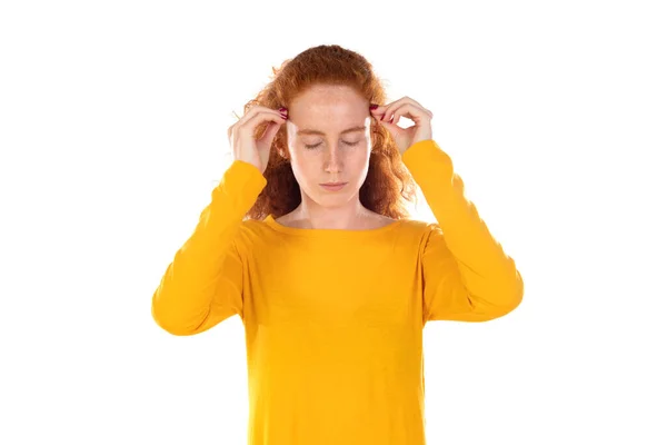 Mulher Ruiva Estressada Tocando Templos Pensando Muito Fundo Branco Conceito — Fotografia de Stock