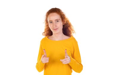 İyi gidiyor. Büyüleyici mutlu kıvırcık saçlı kadın tamam işareti yap ve gülümse, fikrini kabul et, beyaz arka planda izole edilmiş bir ürün tavsiye et.