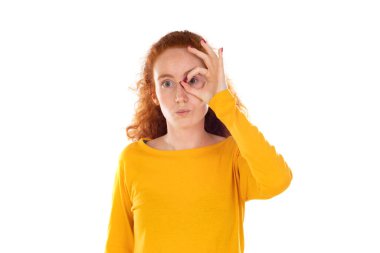 Kızıl saçlı zampara, beyaz arka planda gözlüklü eller yapıyor.