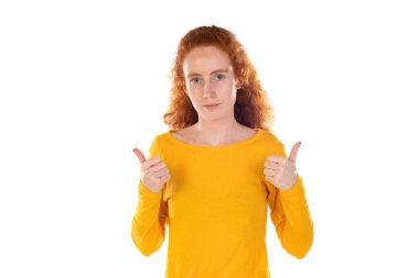 İyi gidiyor. Büyüleyici mutlu kıvırcık saçlı kadın tamam işareti yap ve gülümse, fikrini kabul et, beyaz arka planda izole edilmiş bir ürün tavsiye et.