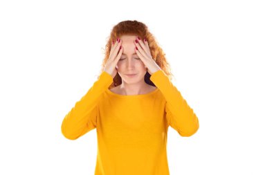 Endişeli kızıl işiten kız beyaz arka planda izole edilmiş.