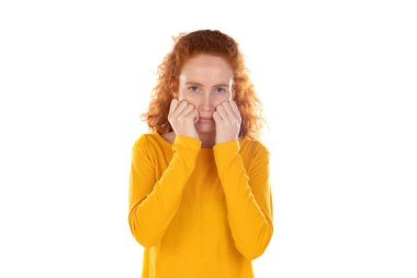 Endişeli kızıl işiten kız beyaz arka planda izole edilmiş.