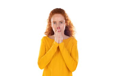 Endişeli kızıl işiten kız beyaz arka planda izole edilmiş.