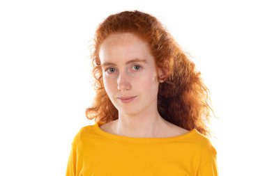 Yakın çekim, çekici, kızıl saçlı, uzun sağlıklı saçlı, gülümseyen kamera beyaz arka planda izole edilmiş.