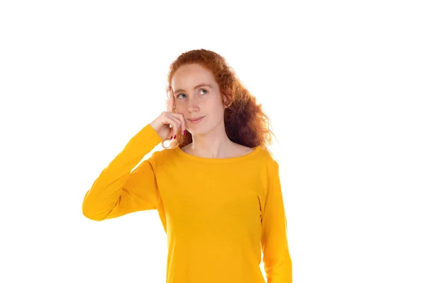 在白色工作室背景下穿着黄色T恤的沉思红头发女孩的画像 — 图库照片