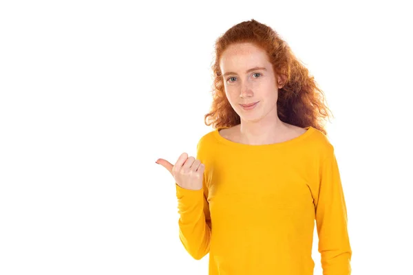 Joven Mujer Bonita Sonriendo Con Confianza Apuntando Algo Positivo Relajado — Foto de Stock