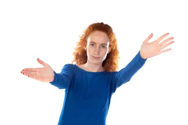 Dost canlısı, kızıl saçlı, mavi tişörtlü beyaz kız kollarını yana doğru uzat, kameraya doğru yaklaş, arkadaşını kucaklamaya davet et, en sevdiği kardeşi selamla, beyaz arka planda dur. 