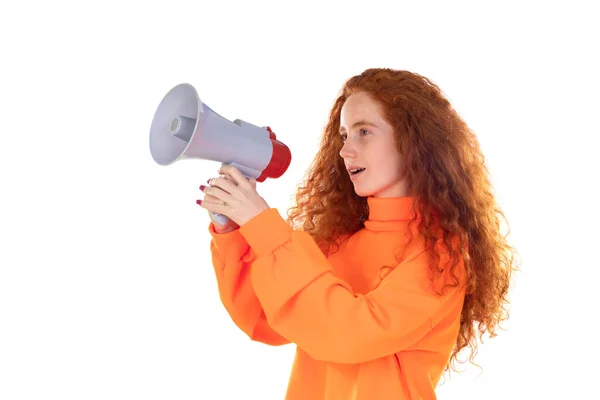 Молодая Рыжая Девушка Оранжевом Свитере Позирует Изолированно Фоне Белой Стены — стоковое фото