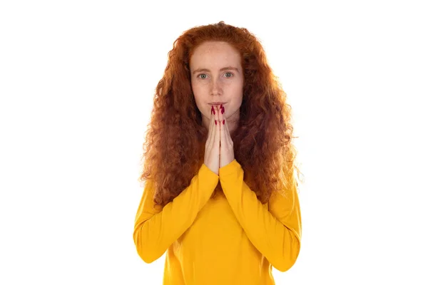 Femme Rousse Sincère Tient Les Mains Ensemble Pose Priante Sur — Photo