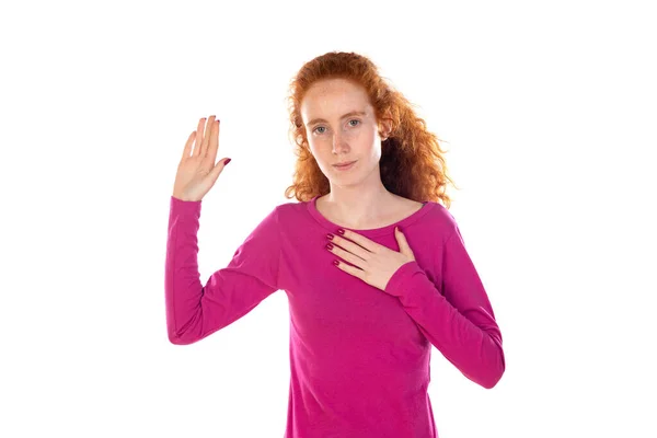 Söt Rödhårig Ung Kvinna Visar Innerlig Tacksamhet Klämmer Händerna Bröstet — Stockfoto