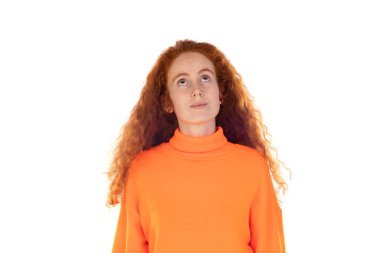 Beyaz arka planda izole edilmiş dalgın kızıl saçlı kız.