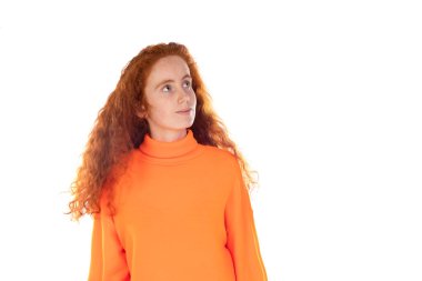 Beyaz arka planda izole edilmiş dalgın kızıl saçlı kız.