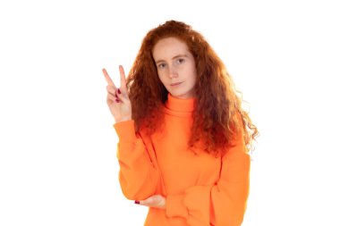 Çekici ve başarılı kızıl saçlı kızın portresi beyaz arka planda izole edilmiş eğleniyor. 