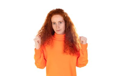 Çekici, şanslı, kızıl saçlı bir kızın beyaz arka planda izole edilmiş eğlencesinin portresi. 