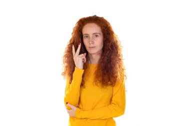 Beyaz arka planda izole edilmiş dalgın kızıl saçlı kız.