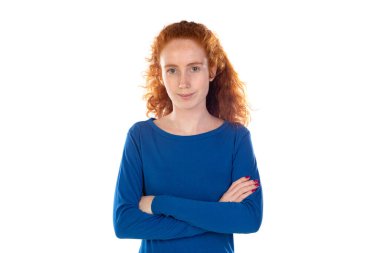 Kızıl saçlı kız beyaz arka planda izole edilmiş bir şey düşünüyor.