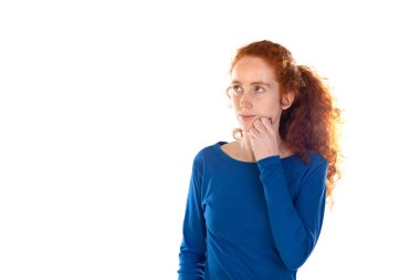 Kızıl saçlı kız beyaz arka planda izole edilmiş bir şey düşünüyor.