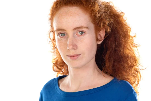 Kızıl saçlı kız beyaz arka planda izole edilmiş bir şey düşünüyor.