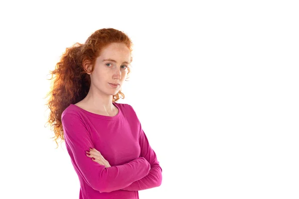 红头发的年轻女人穿着粉色T恤 背景是白色的 — 图库照片