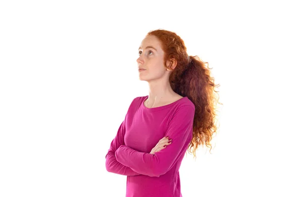 红头发的年轻女人穿着粉色T恤 背景是白色的 — 图库照片