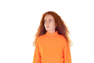 Beyaz arka planda izole edilmiş dalgın kızıl saçlı kız.