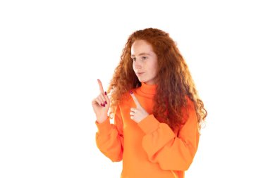 Neşeli, neşeli, gülümseyen genç bir kızın fotoğrafı beyaz arka planda izole edilmiş bir fotokopi makinesi reklamı. 