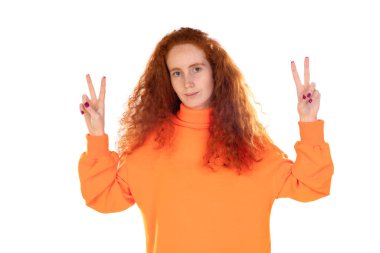 Çekici ve başarılı kızıl saçlı kızın portresi beyaz arka planda izole edilmiş eğleniyor. 