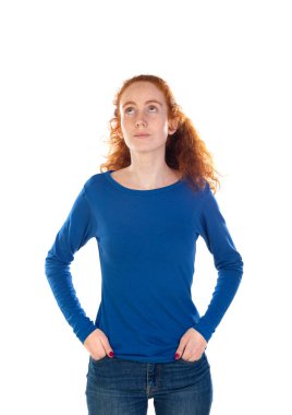 Kızıl saçlı kız beyaz arka planda izole edilmiş bir şey düşünüyor.